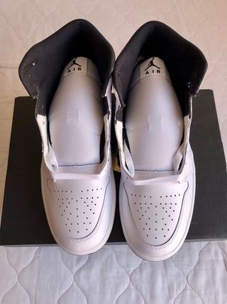 Air Jordan 1 Retro High - Blancas y Negras - 45 EU