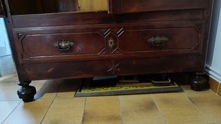 Armario antiguo de madera