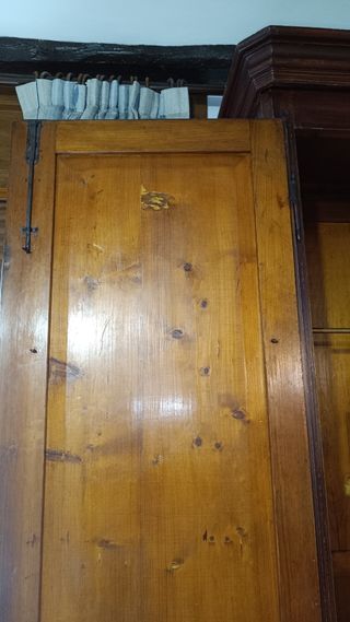 Armario antiguo de madera