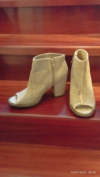 Sandalias beige de tacón