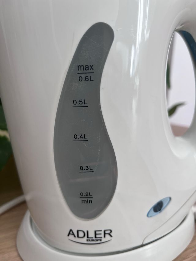 Hervidor agua ADLER 0.6L