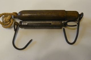 2 Dinamómetros antiguos: bronce y hierro