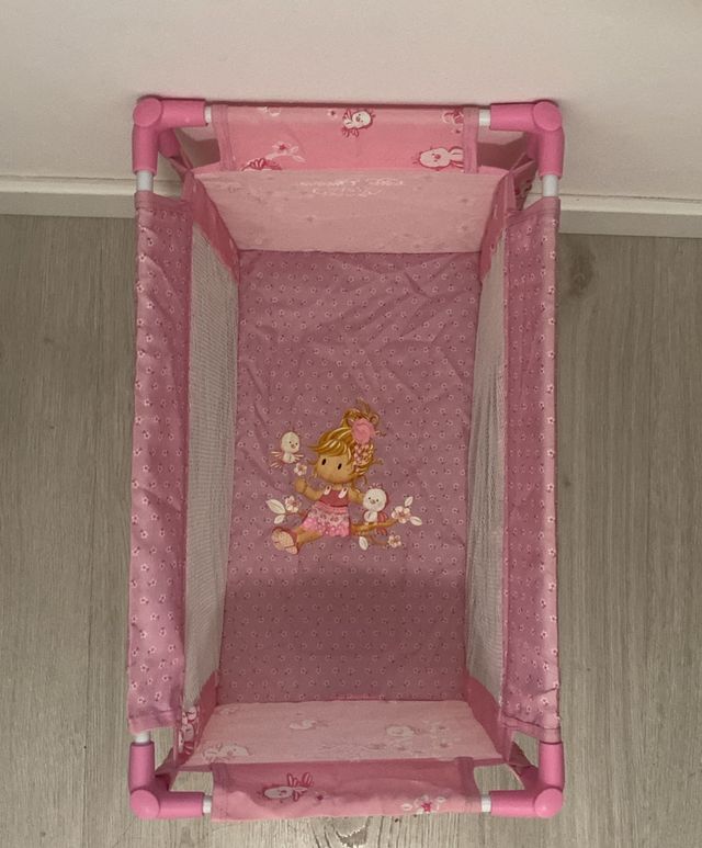 Cuna de viaje de juguete.