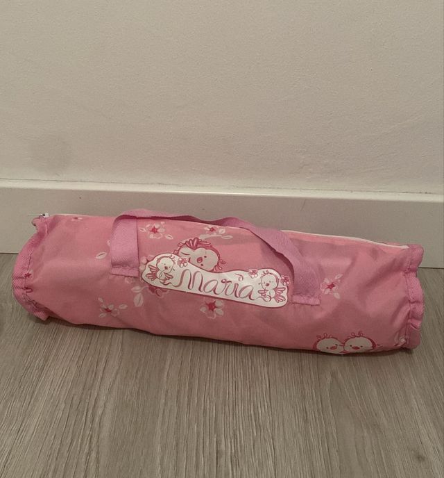 Cuna de viaje de juguete.