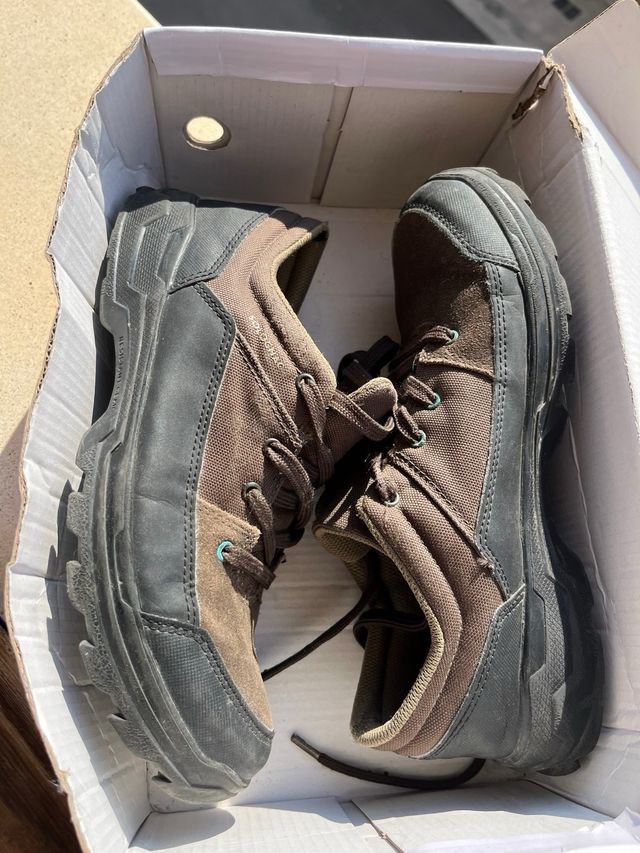 Zapatillas montaña marrón oscuro.