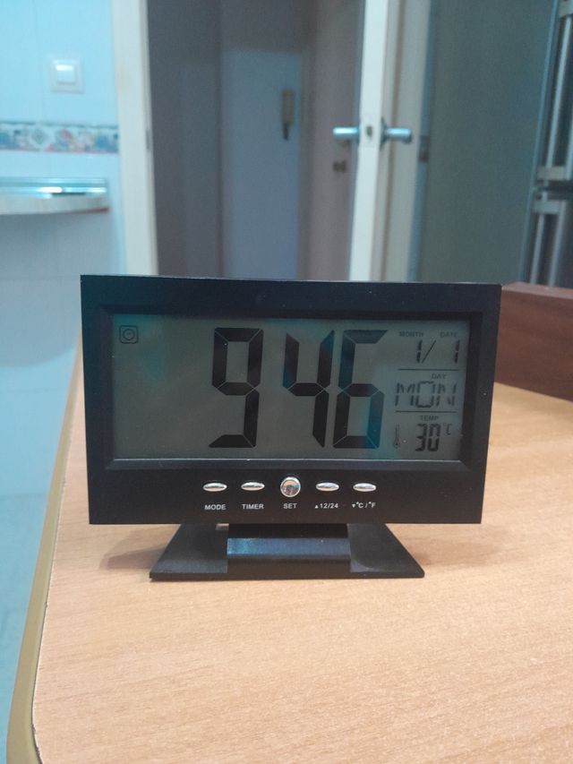 Despertador digital negro