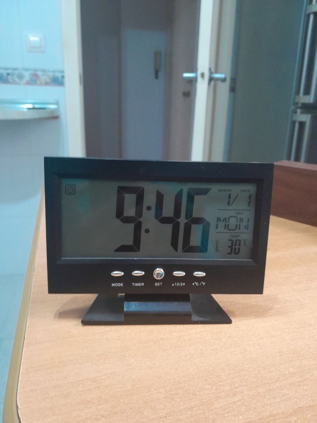 Despertador digital negro