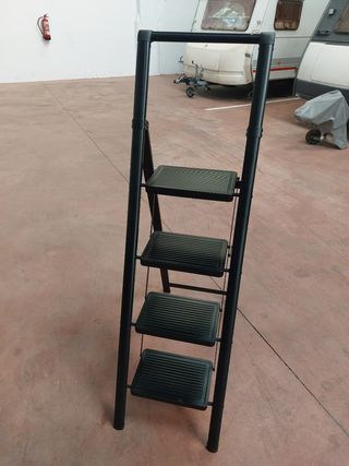 Escalera Plegable 4 Peldaños nueva 55€