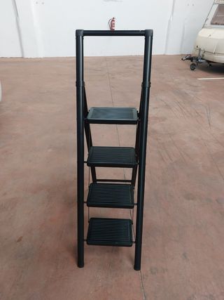Escalera Plegable 4 Peldaños nueva 55€