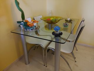 Mesa comedor cristal + 6 sillas polipiel blancas. 