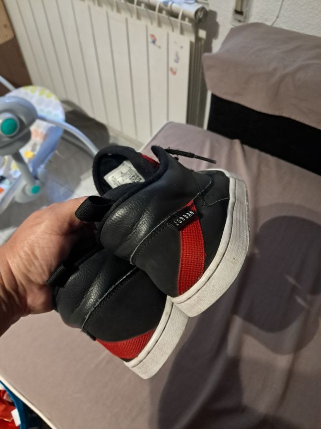 Zapatillas Jordan negras y rojas