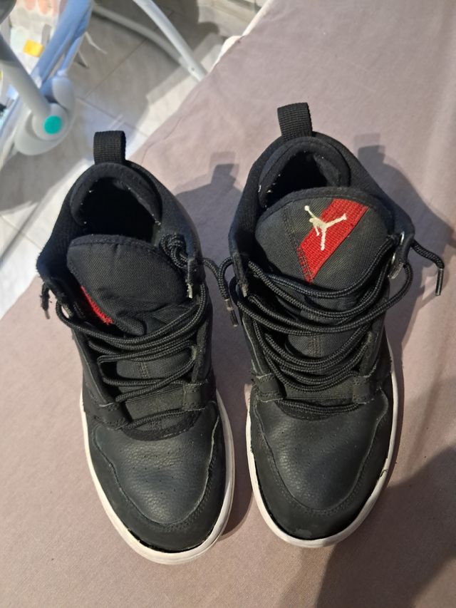 Zapatillas Jordan negras y rojas