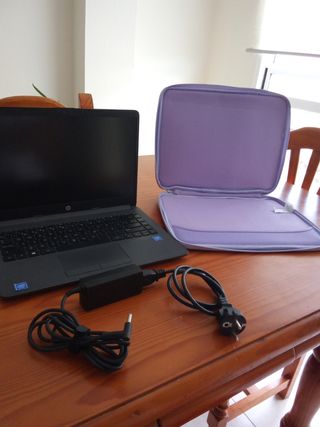 hp 240 G8 - Portátil con funda de regalo