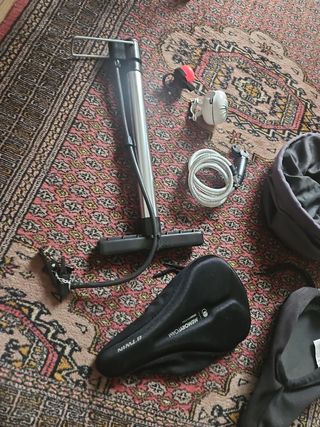 Accesorios bici: sillín  bomba  candado ciclismo 