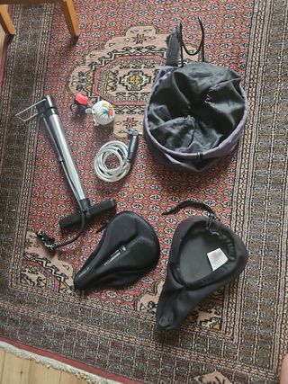 Accesorios bici: sillín  bomba  candado ciclismo 