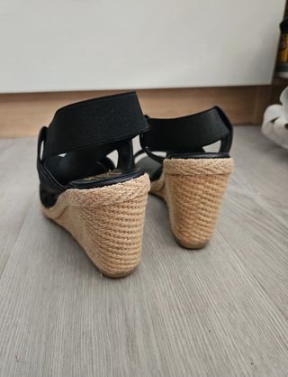 Sandalias cuña Billini negras