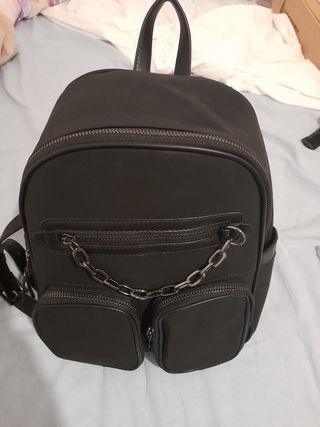 Mochila cuerina negra | Cadena