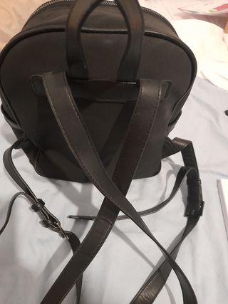 Mochila cuerina negra | Cadena
