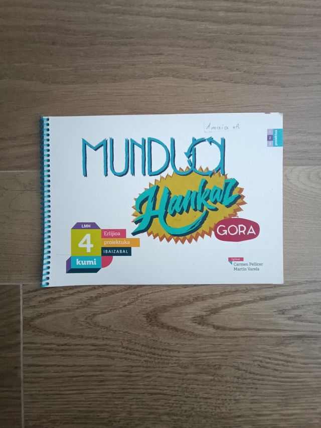 Mundua hankaz gora Lmh 4 (Kumi) (Basque Edition)