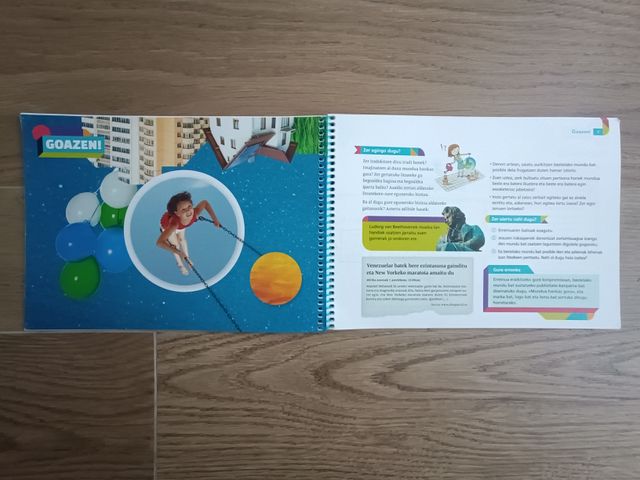 Mundua hankaz gora Lmh 4 (Kumi) (Basque Edition)