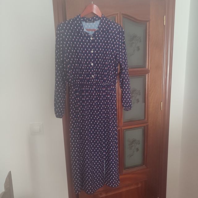 Vestido azul con lunares rojos