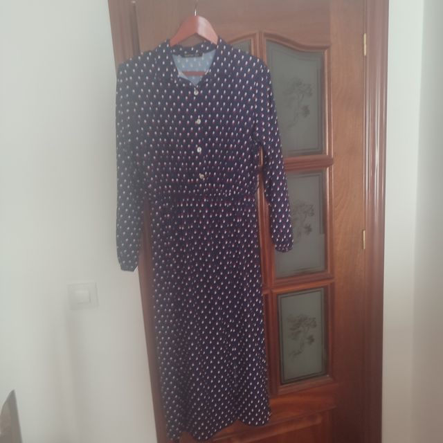 Vestido azul con lunares rojos