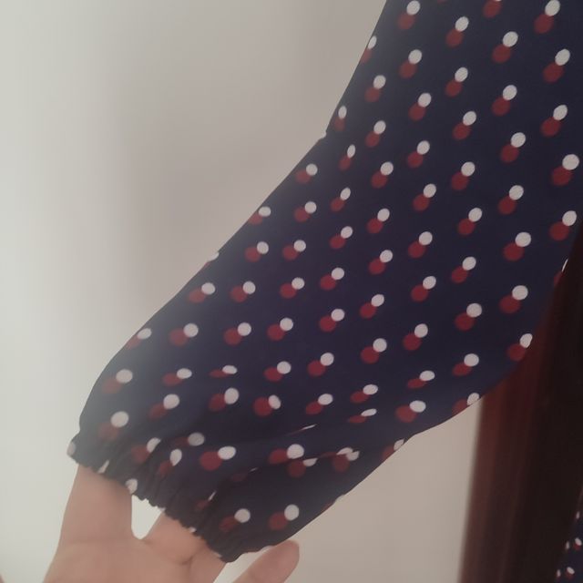 Vestido azul con lunares rojos