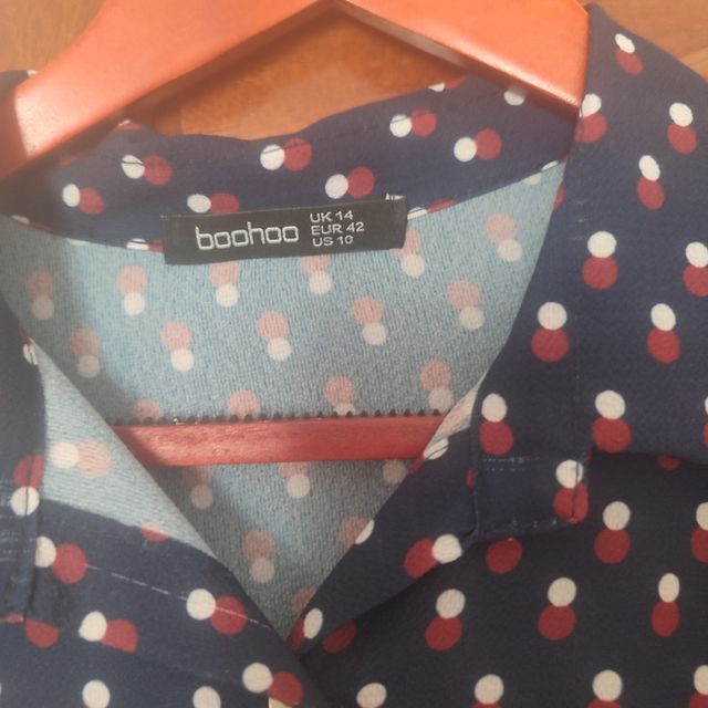 Vestido azul con lunares rojos