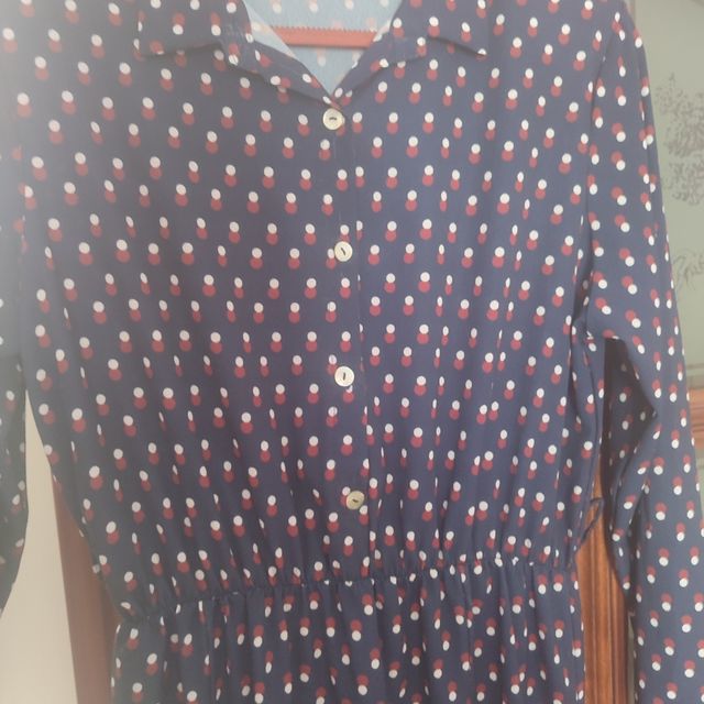 Vestido azul con lunares rojos