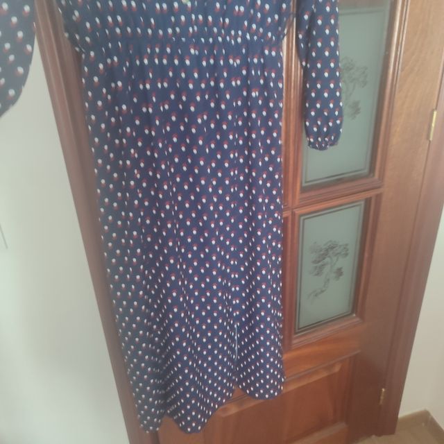 Vestido azul con lunares rojos