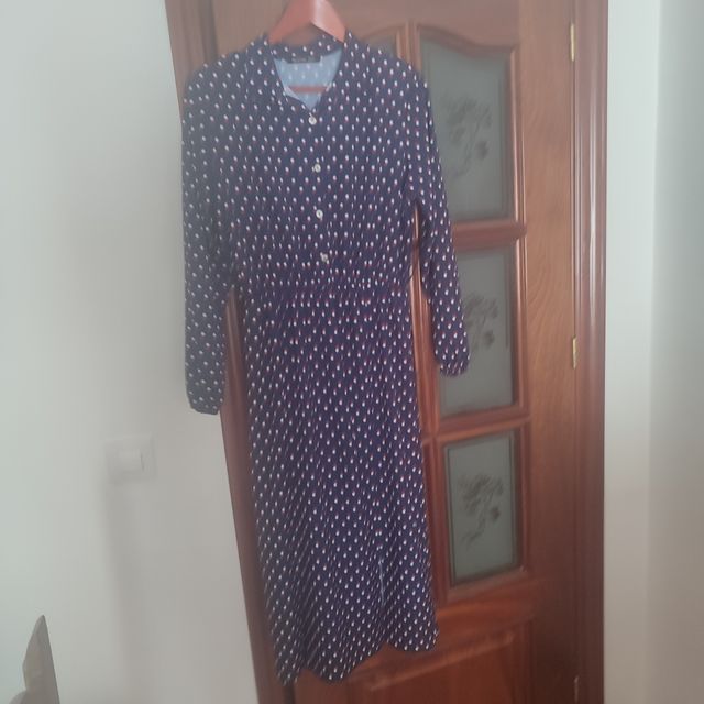 Vestido azul con lunares rojos