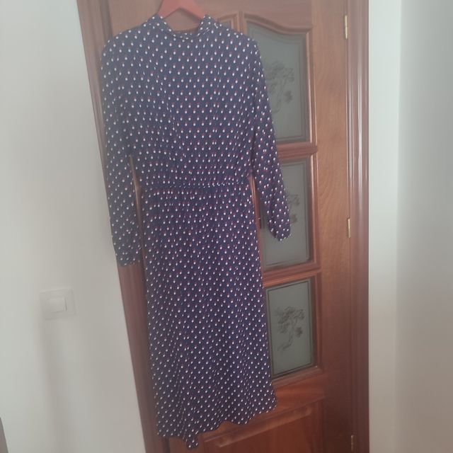 Vestido azul con lunares rojos