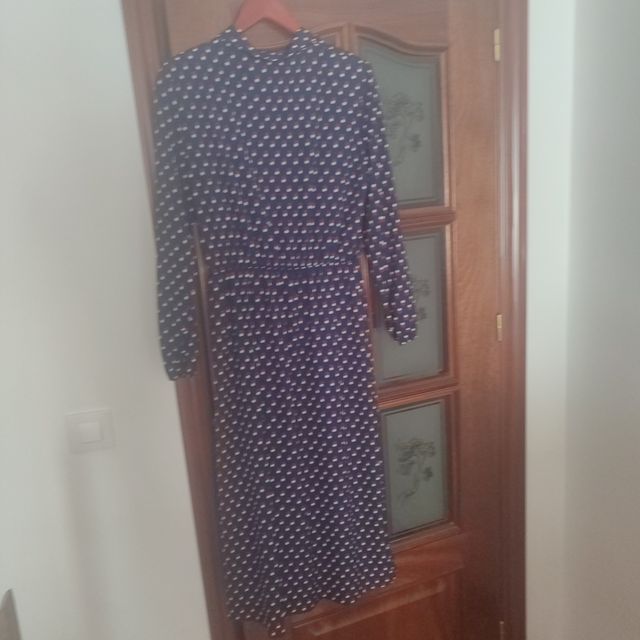 Vestido azul con lunares rojos