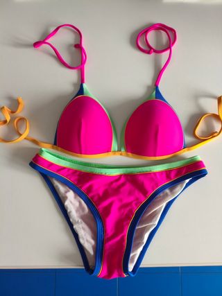 Bikini rosa fucsia y multicolor