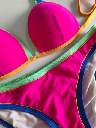 Bikini rosa fucsia y multicolor