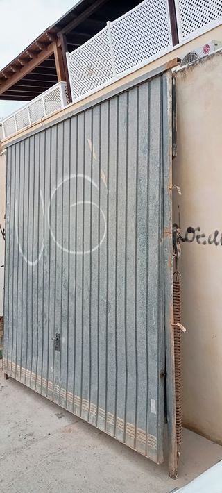 Puerta metálica garaje usada