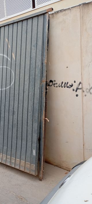 Puerta metálica garaje usada