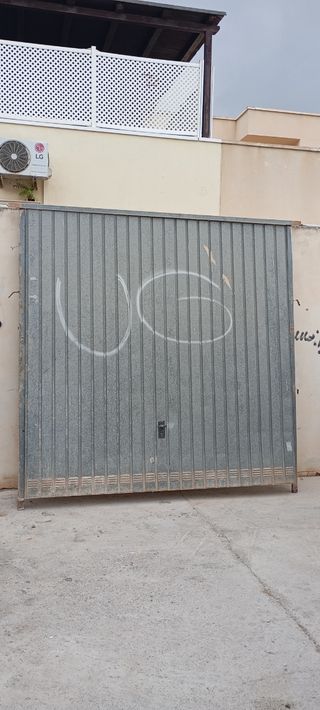 Puerta metálica garaje usada