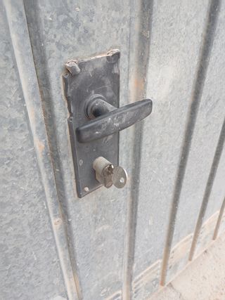 Puerta metálica garaje usada