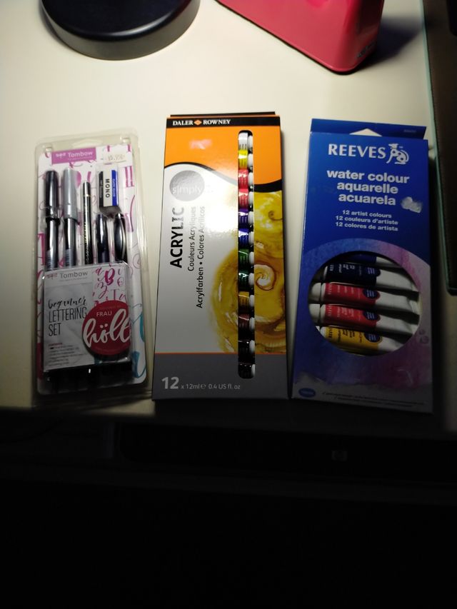 Estuches arte: Acuarelas, acrílicos y lettering