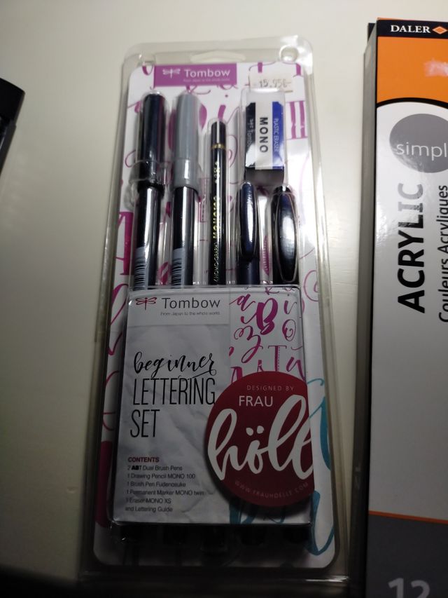 Estuches arte: Acuarelas, acrílicos y lettering