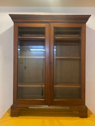 Vitrina antigua de madera