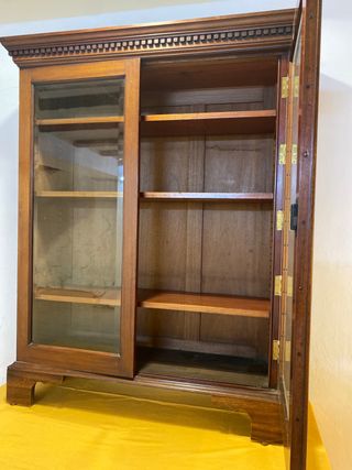 Vitrina antigua de madera