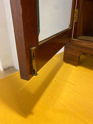 Vitrina antigua de madera