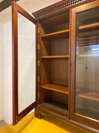 Vitrina antigua de madera