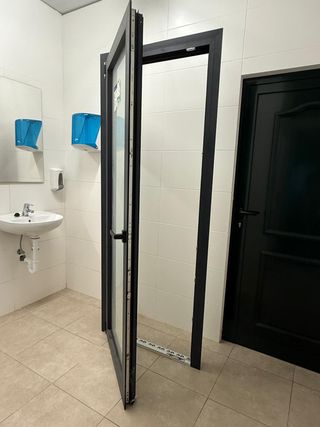 Ventana aluminio con RPT, color ANTRACITA