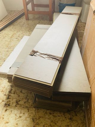 Suelo laminado gris claro