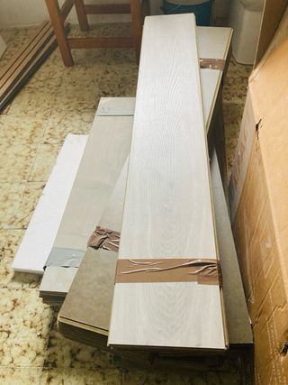 Suelo laminado gris claro