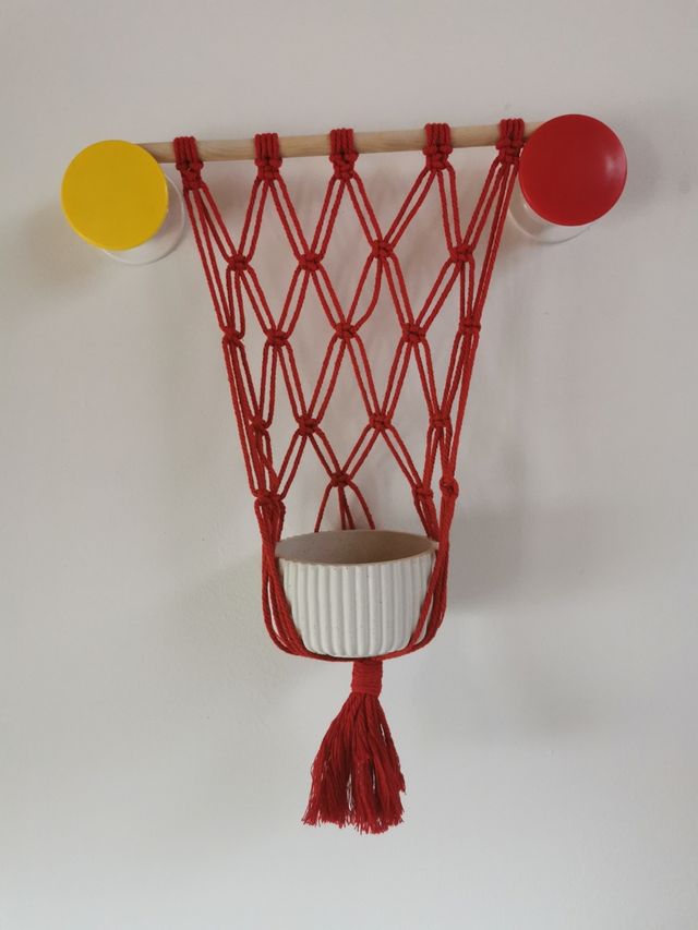 Portamacetas - rojo, con maceta de yeso.