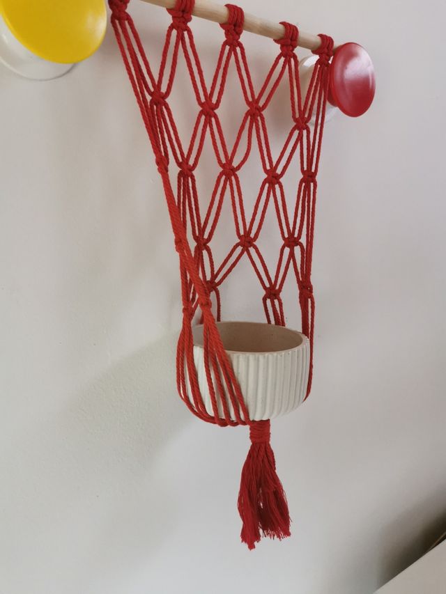 Portamacetas - rojo, con maceta de yeso.